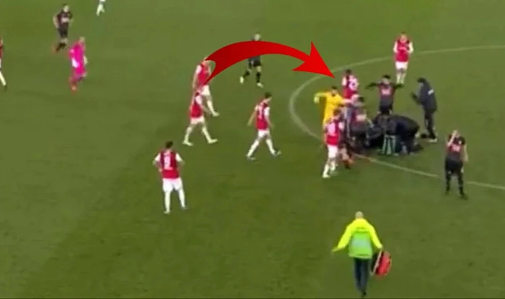 Dünyaca ünlü golcü Bas Dost, saha ortasında kalp krizi geçirdi