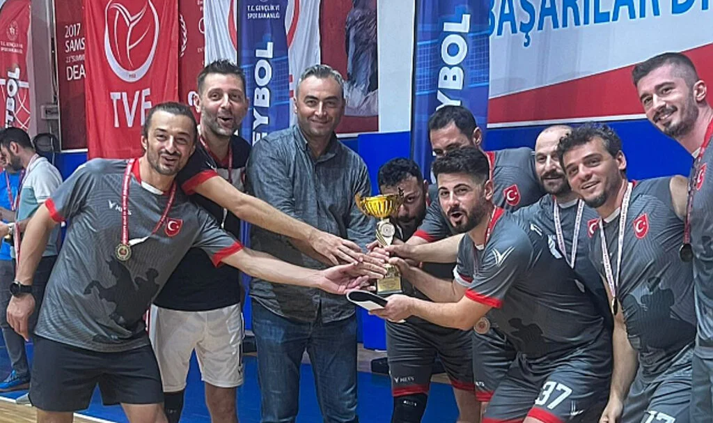 Filede Şampiyonlar Kupalarını Aldı