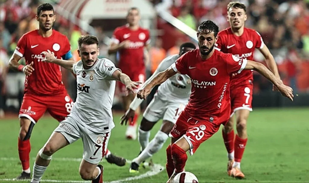 Filistin için saygı duruşu yapmak istemeyen 2 Süper Lig yıldızı maça çıkmama kararı aldı