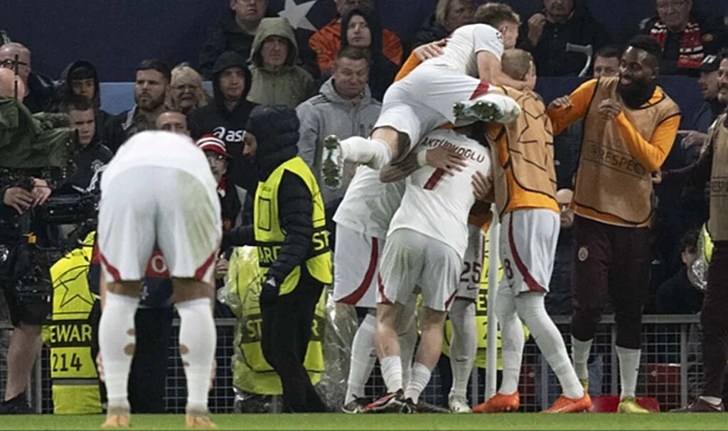 Galatasaray, Manchester United'ı rezil etti! Tarihi galibiyet sonrası efsane logoyu değiştirdiler
