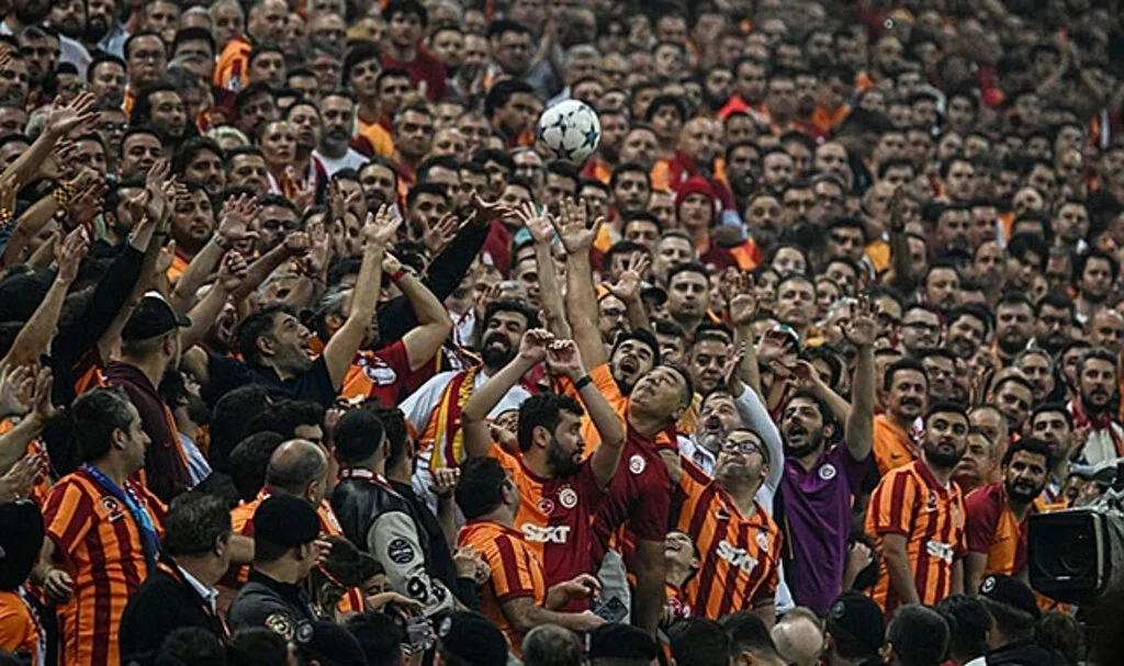 Galatasaray tribünleri, Bayern maçında Alman televizyonuna yayını bitirtti