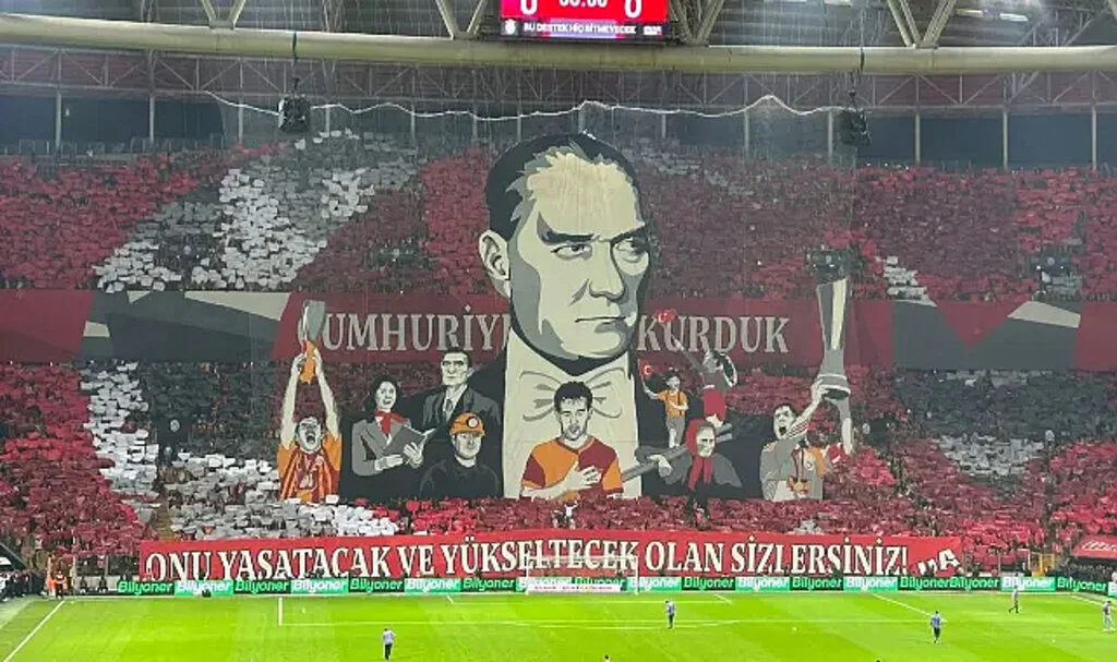 Galatasaray tribünlerinden Cumhuriyet'in 100. yılına özel koreografi!