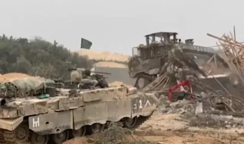 Gazze'de İsrail askerlerine pusu! Hamas üyeleri tünellerden çıkarak ateşe başladı... Çatışma anları yayımlandı
