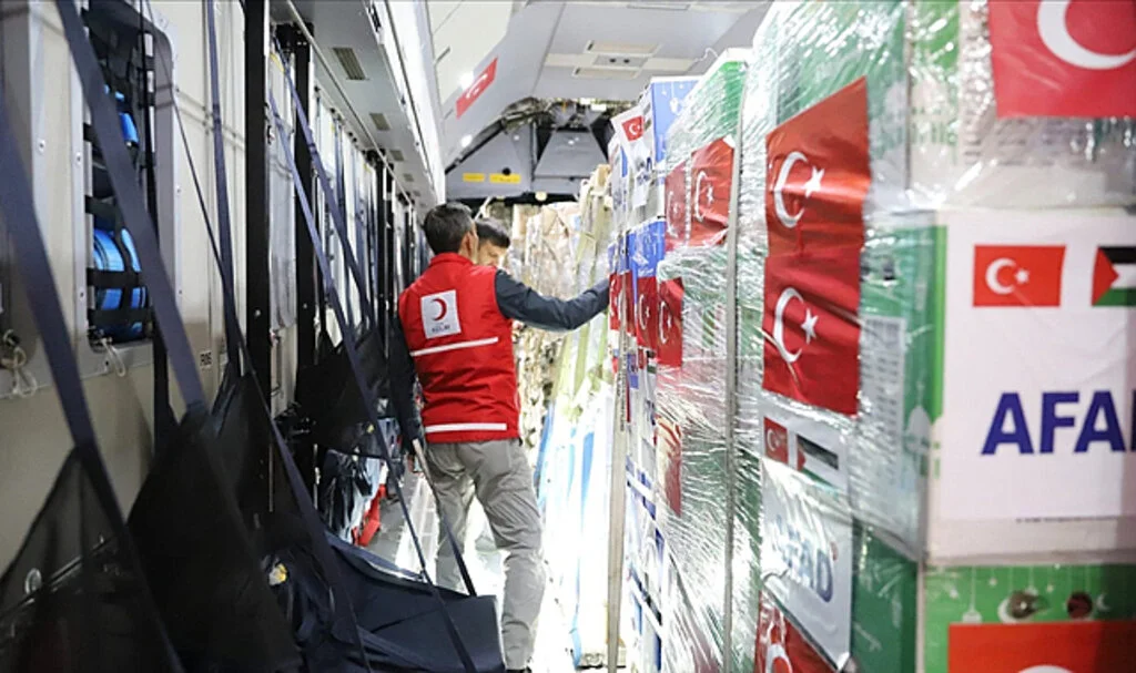 Gazzeli siviller için Türkiye'nin insani yardımlarını taşıyan ilk uçak Mısır'a iniş yaptı