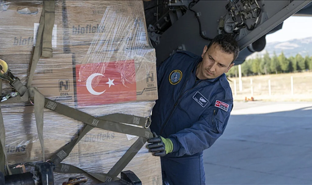 Gazzeli siviller için Türkiye'nin insani yardımlarını taşıyan üçüncü uçak Mısır'a indi