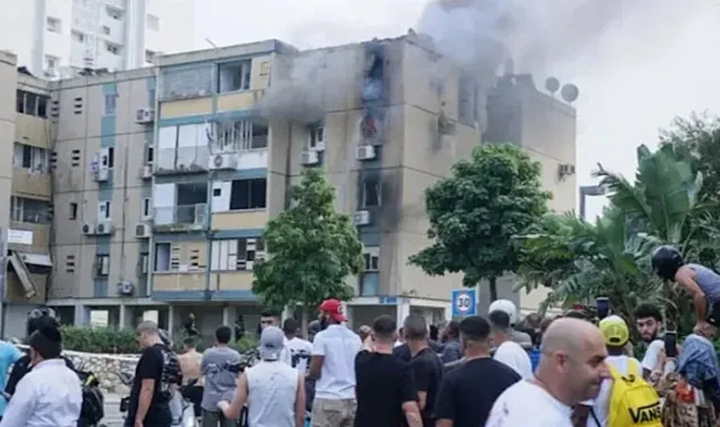Hamas roketlerle İsrail’i vurdu… Yaralılar var