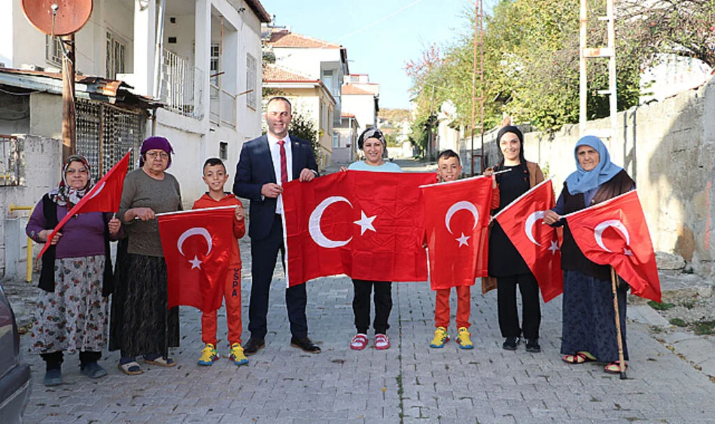 Havza Yeni Mahalle Muhtarı Şahin, mahallede Türk bayrağı dağıttı