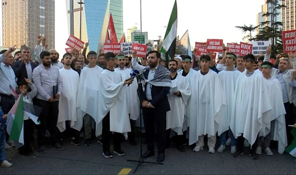 HÜDA PAR'lılar kefenlerini giyip İsrail başkonsolosluğu önüne gitti