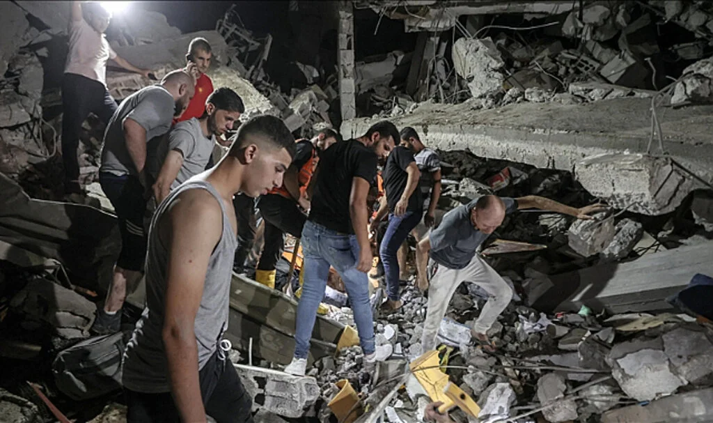 İsrail Gazze'de sivillerin sığındığı tarihi kiliseyi bombaladı, 8 kişi öldü