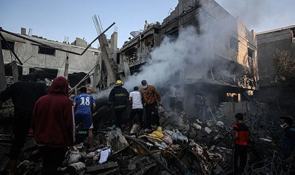 İsrail Gazze'yi gece boyu bombalamaya devam etti! Çok sayıda ölü ve yaralı...