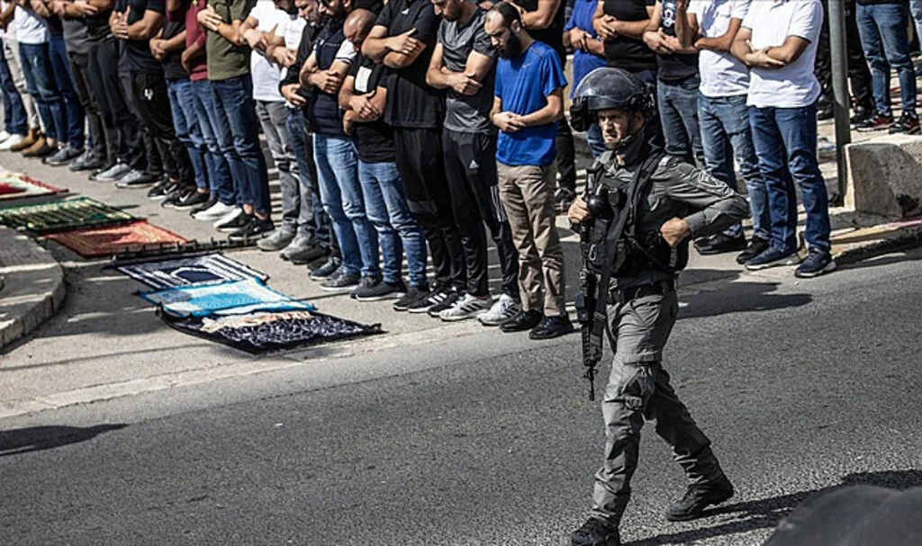 İsrail'in kısıtlamaları sebebiyle Mescid-i Aksa'da sadece 5 bin Filistinli cuma namazı kılabildi