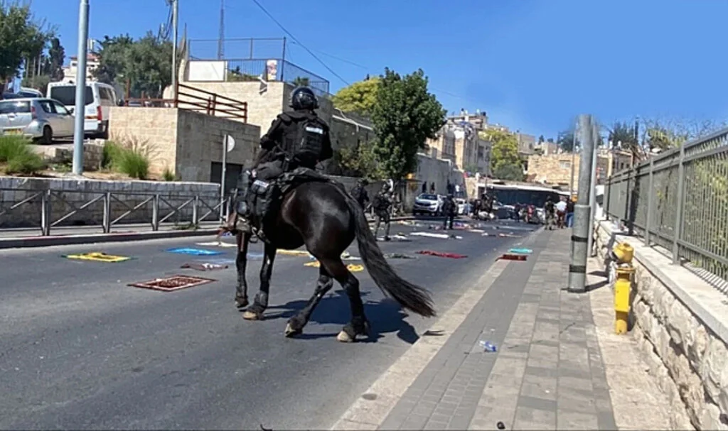 İsrail polisinden Mescid-i Aksa'da cuma namazı kılmak isteyen Filistinlilere sert müdahale! Gaz bombası attılar