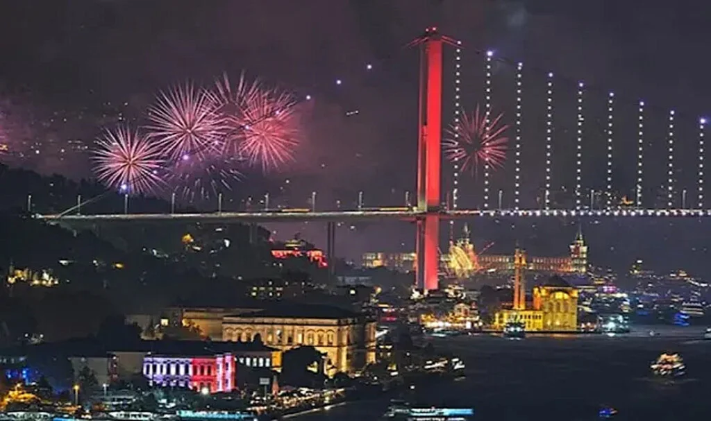 İstanbul Boğazı’nda muhteşem Cumhuriyet Bayramı gösterisi