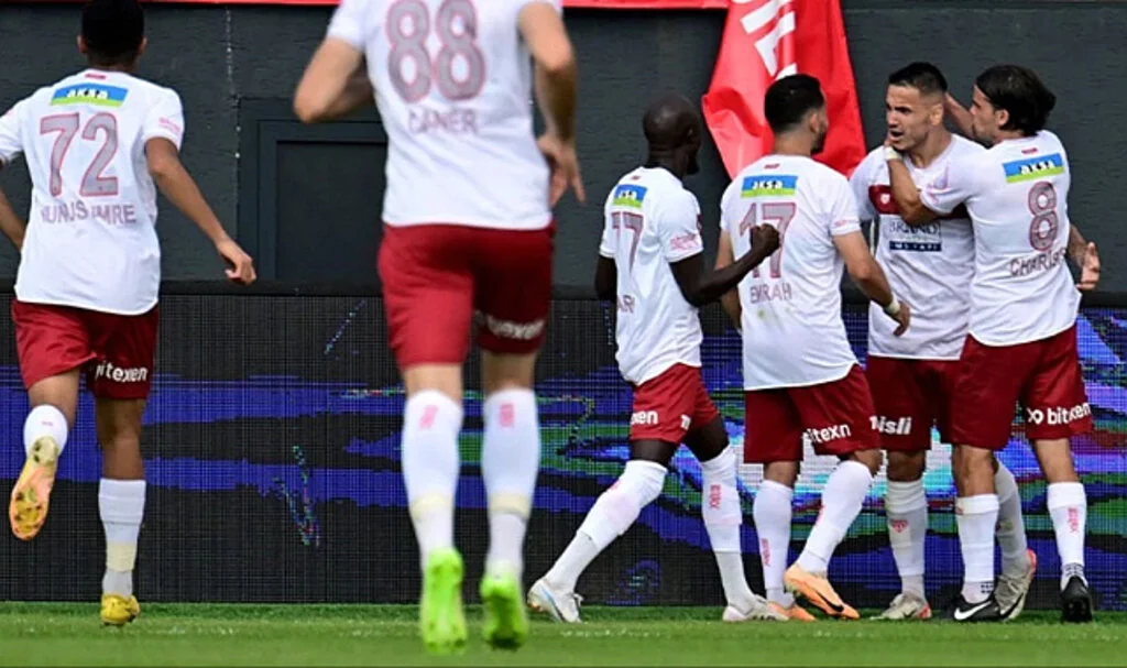 İstanbul'da nefes kesen maç! Sivasspor 3 puanı hatırladı