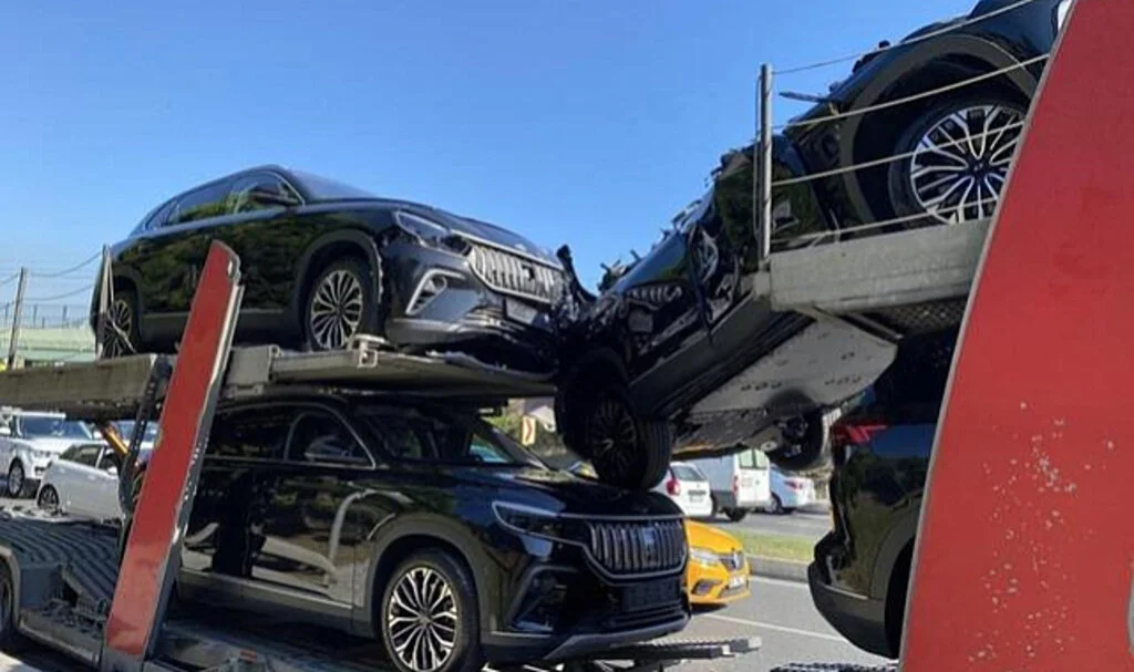 İstanbul’da sıfır Togg taşıyan tır kaza yaptı! Ortaya bu görüntüler çıktı…