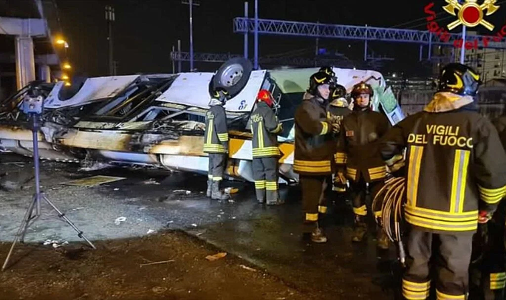 İtalya'da yolcu otobüsünün üst geçitten düşmesi sonucu 21 kişi hayatını kaybetti