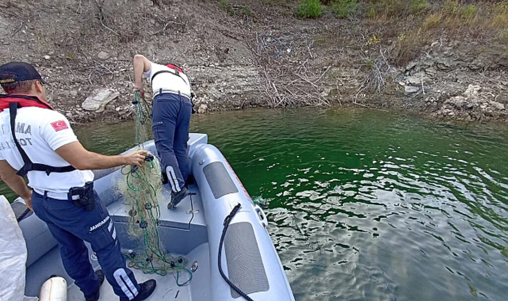 Jandarma Samsun'da 200 kilo balığı göle bıraktı