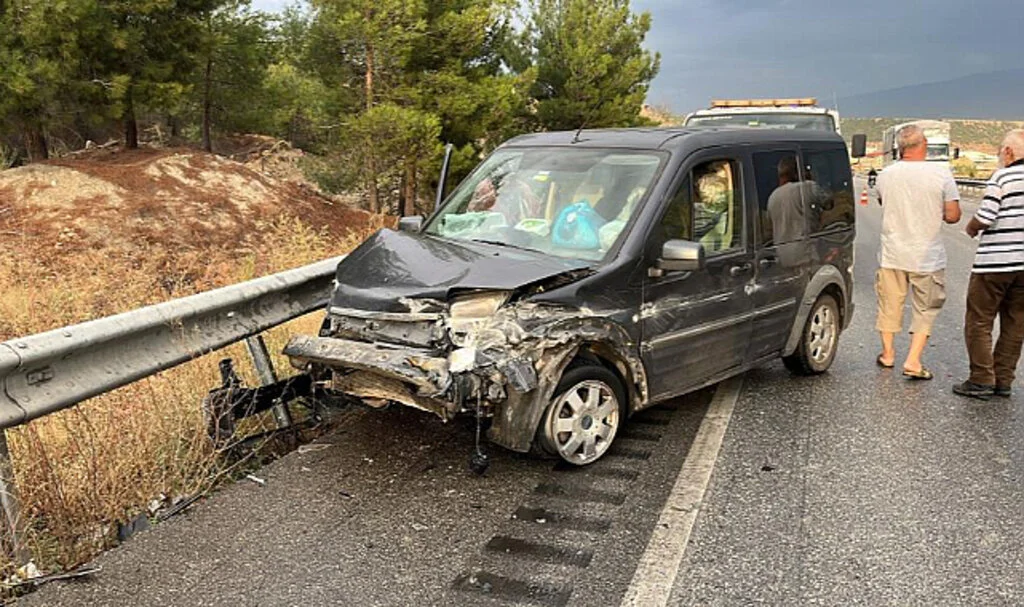 Kastamonu’da Hafif Ticari Araç Bariyerlere Çarptı