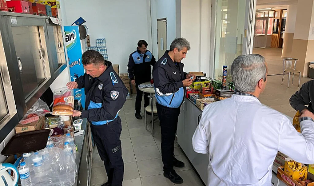Ladik'te zabıta ekipleri okul kantinlerini denetledi