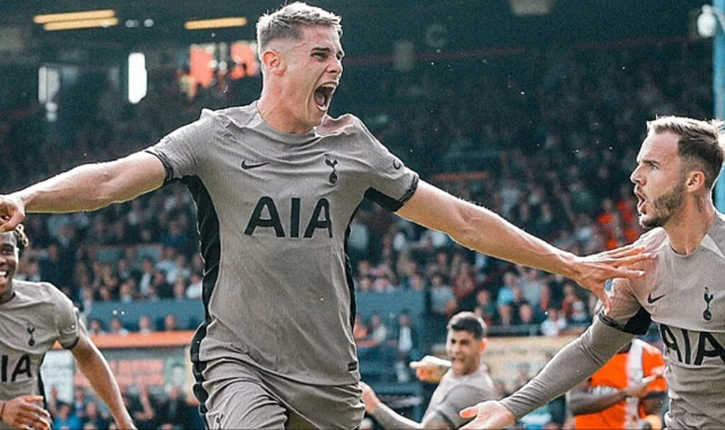 Maç fazlasıyla liderliğe oturdular! 10 kişi Tottenham, Luton Town engelini tek golle geçti