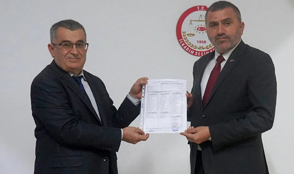 MHP'li Başkan Mucur mazbatasını aldı