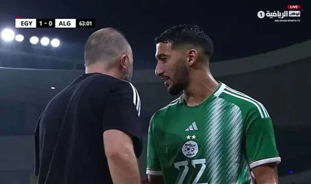 Mısır-Cezayir maçında görülmemiş olay! Hocasını görmezden gelince, yakasına yapıştı izleyenler şaşkına döndü