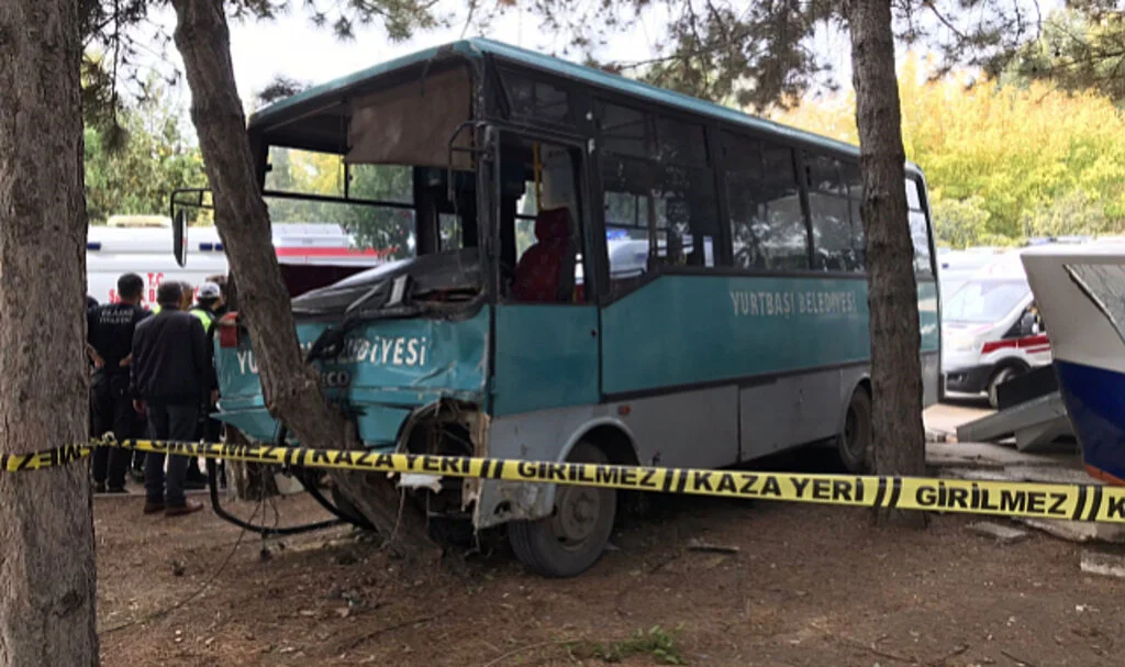 Öğrencileri taşıyan midibüs 2 araca çarptıktan sonra parka daldı: 1 ölü, 26 yaralı