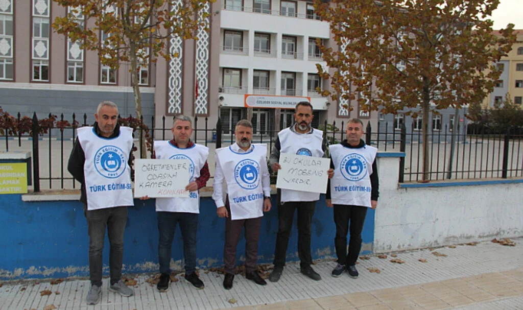 Öğretmenler odasına yerleştirilen kameraya tepki   