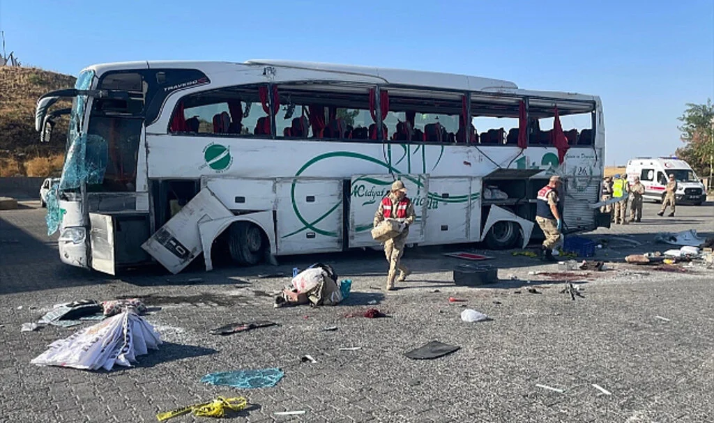 Otomobille çarpışan otobüs, petrol istasyonuna uçtu: 2 ölü, 25 yaralı