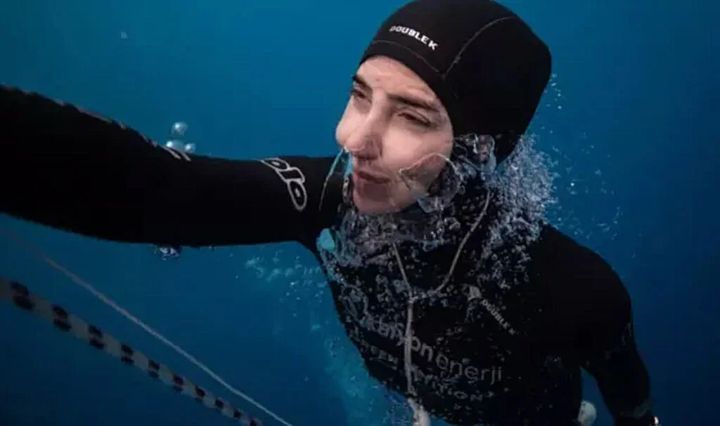 Şahika Ercümen, Cumhuriyet'in 100. yılında 106 metreye dalarak dünya rekoru kırdı