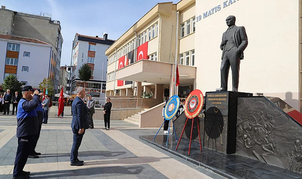 Samsun 19 Mayıs ilçesinde çelenk sunma töreni düzenlendi