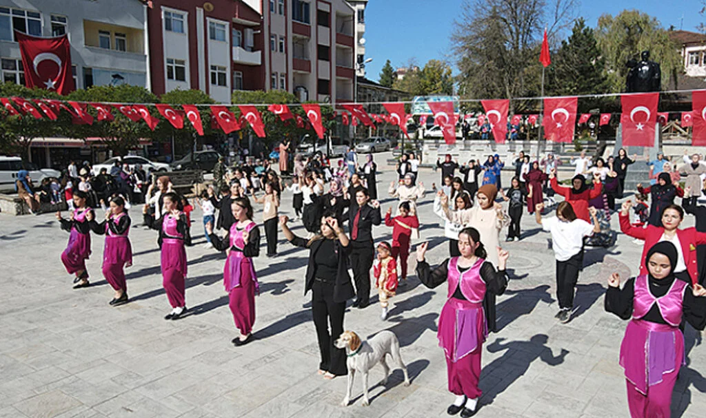 Samsun Asarcık'ta 60 kadın aynı anda zeybek oynadı 
