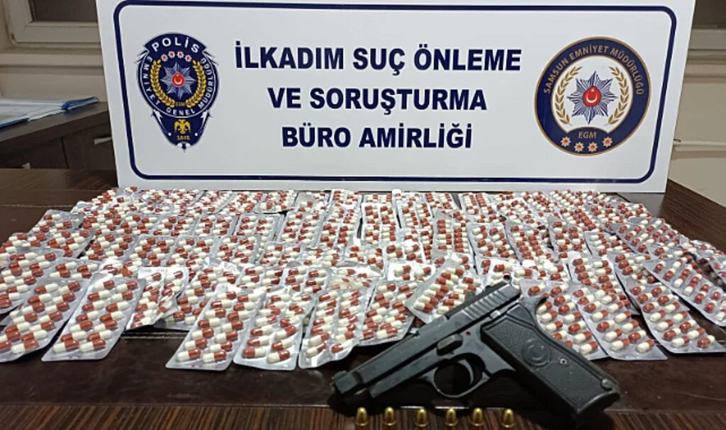 Samsun'da 1338 adet sentetik ecza ele geçirildi: 3 gözaltı