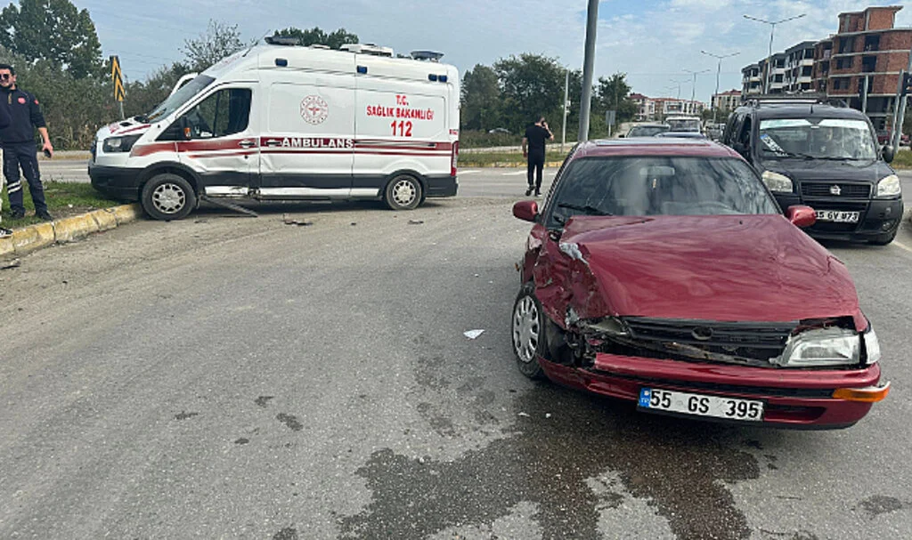Samsun'da ambulans ile otomobilin çarpıştığı kazada 4 kişi yaralandı 