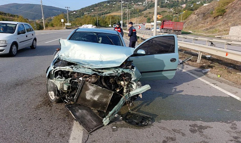 Samsun'da Bariyerlere Çarpan Otomobil Hurdaya Döndü