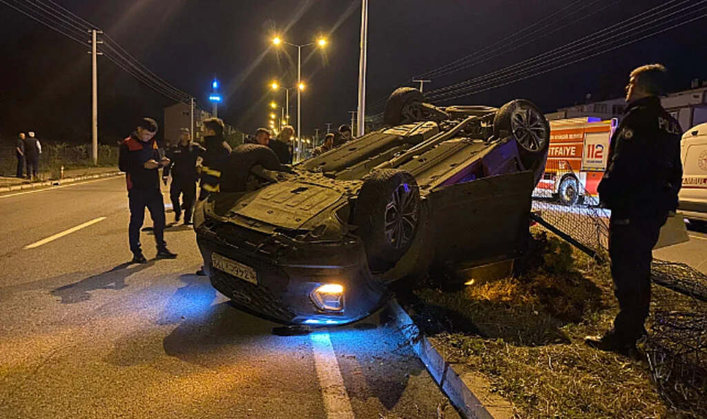 Samsun'da devrilen otomobildeki 3 kişi yaralandı