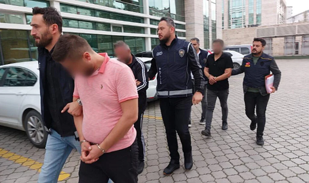 Samsun'da Dronlu trafik denetiminde yakalanan göçmen kaçakçıları adliyede