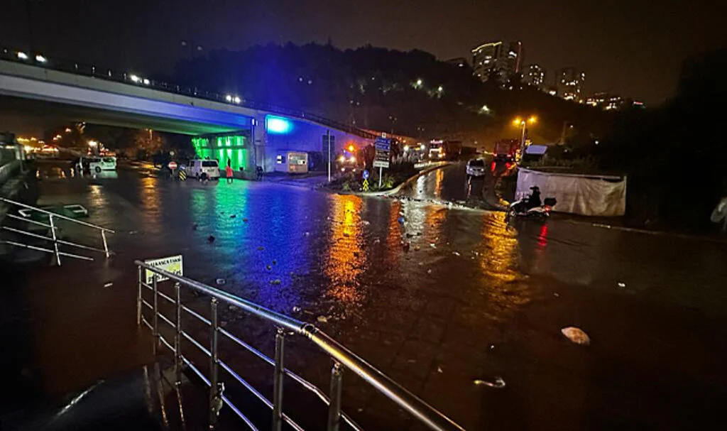 Samsun'da Dün Geceden Beri Şiddetli Yağış Etkili Oluyor