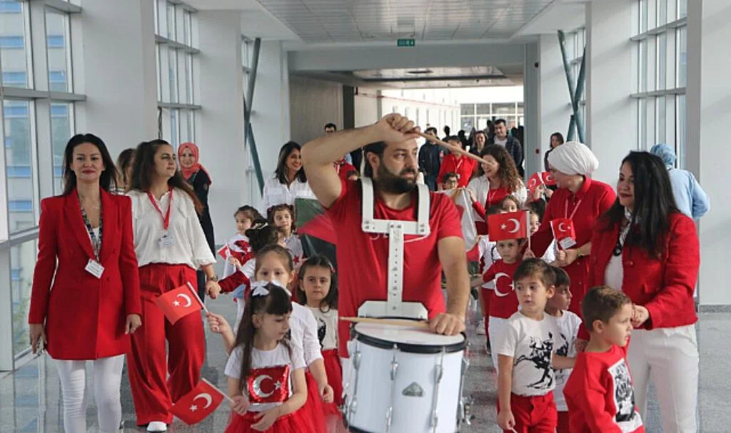 Samsun'da Hastanede Cumhuriyet'i kutlayan minikler hastalara moral oldu