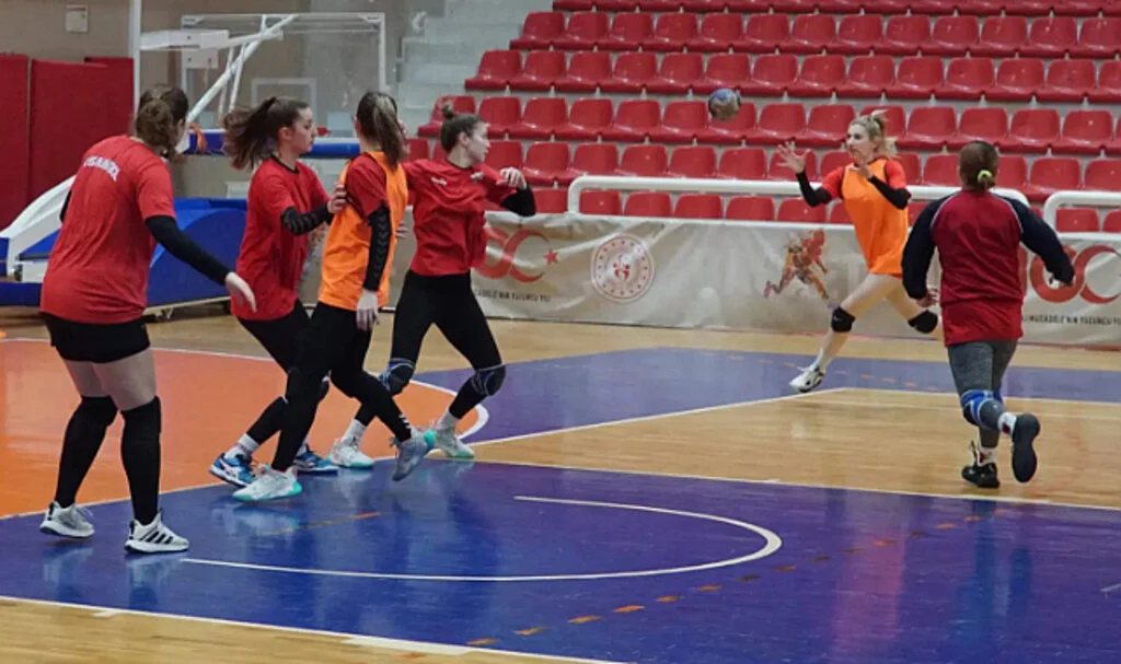 Samsun'da Hentbolun Perileri Artvin'e Bileniyor