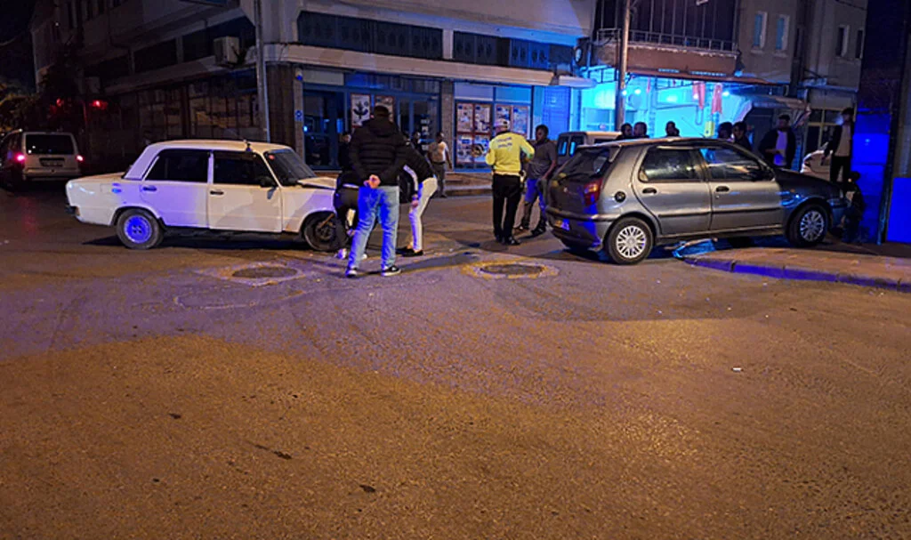 Samsun’da iki otomobil çarpıştı, 2 kişi yaralandı