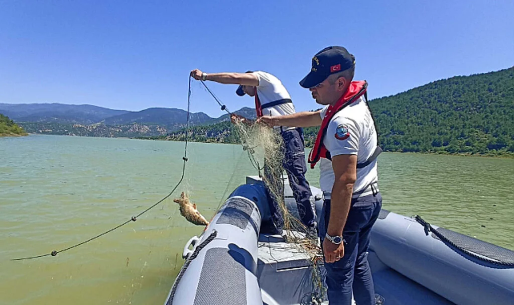 Samsun'da Jandarma Asayiş Bot Komutanlığı ekipleri 18 bin metre kaçak ağ ele geçirdi