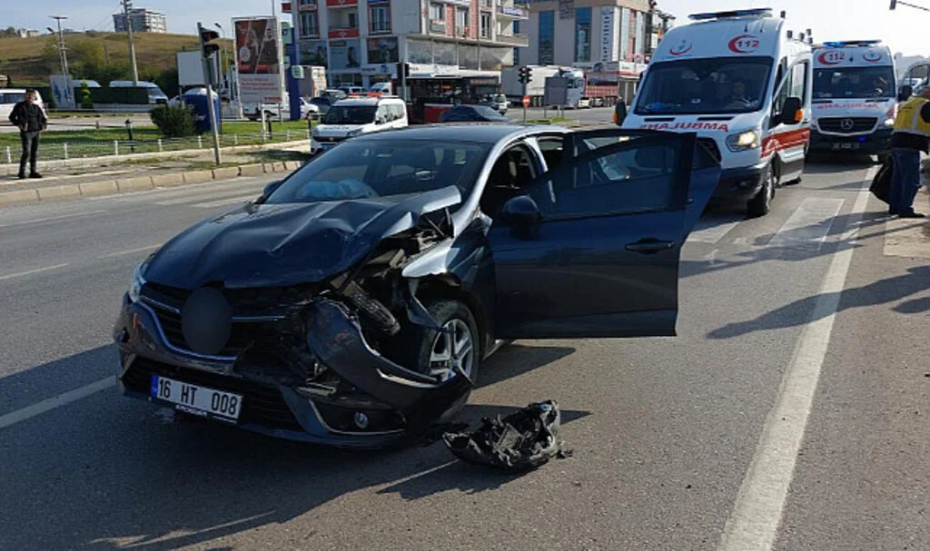 Samsun'da Kavşakta Kaza: 3 Yaralı
