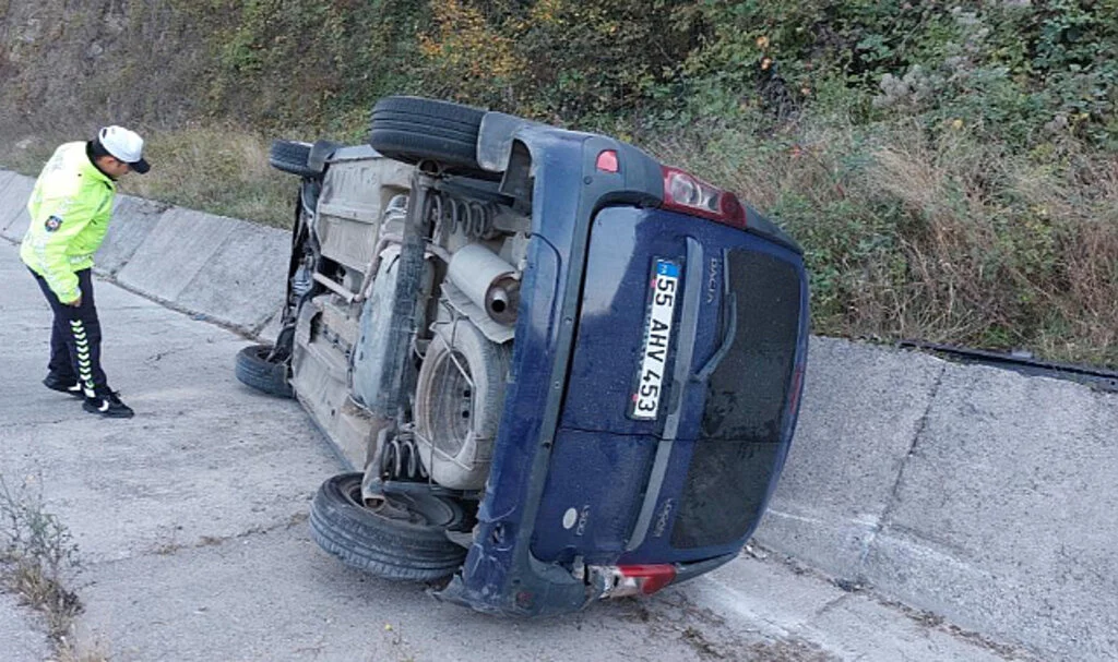 Samsun'da otomobil su kanalına devrildi: 2 yaralı