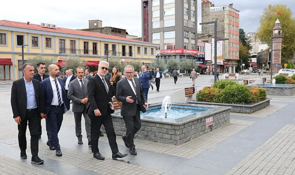 Samsun'da Tamer Karadağlı, Saathane Meydanı'nı İnceledi