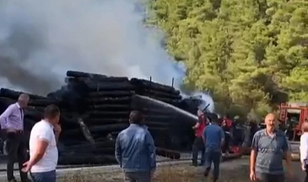 Samsun'da Tomruk Yüklü Tır Alevlere Teslim Oldu