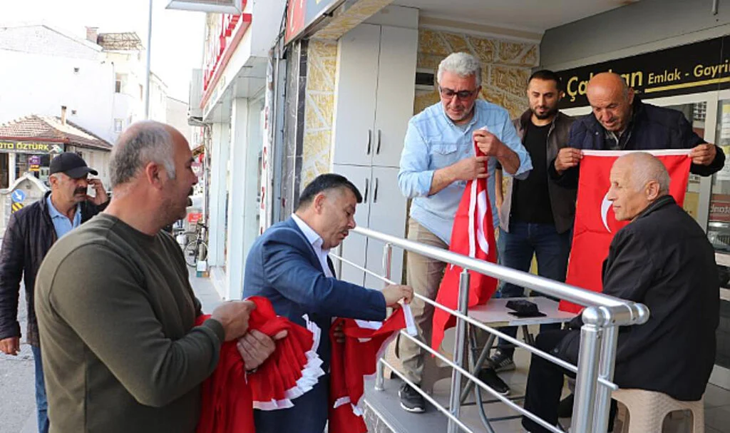 Samsun Havza'da vatandaşlara bayrak dağıtıldı