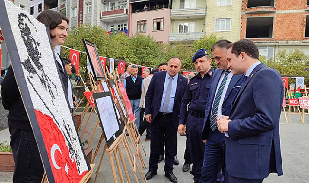Samsun Salıpazarı'nda Atatürk ve Türk bayrağı temalı resim sergisi