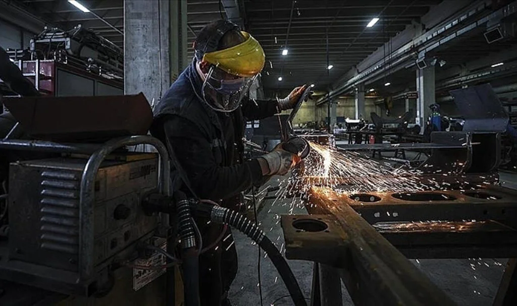 Sanayi üretimi ağustosta aylık yüzde 0,8 azaldı, yıllık yüzde 3,1 arttı