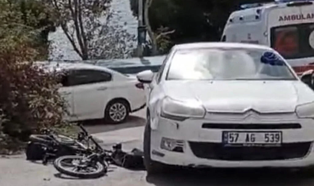 Sinop'ta Elektrikli Bisikletle Otomobil Çarpıştı: 1 Yaralı